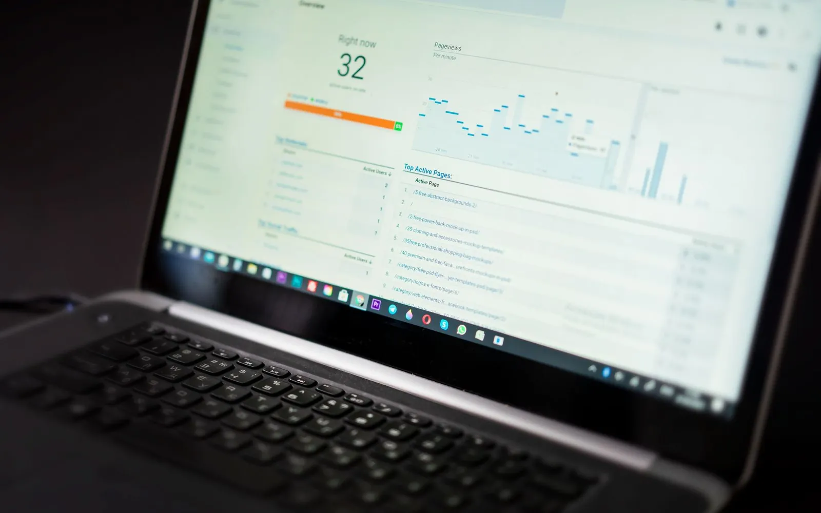 Free SEO tools – website analytics dashboard on a laptop