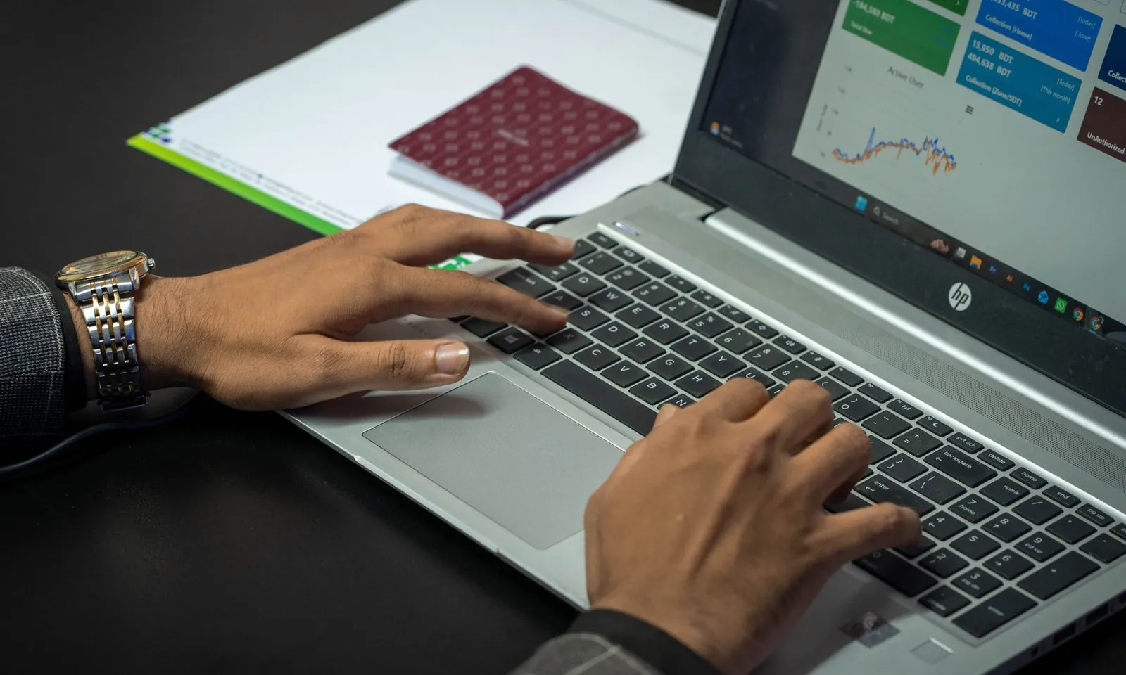SEO services in Kanpur – specialist reviewing an SEO performance dashboard